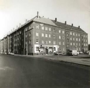 Dresden-Mickten, Bunsenstraße 9-17/Rietzstraße 54/52. Wohnanlage (Wohnungsbaugenossenschaft "Vorwärts" der Konsumgenossenschaft Dresden; um 1930). Eckansicht von Süd-Südwesten