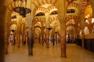 Cordoba - Innenraum der Mesquita Moschee-Kathedrale : Mezquita-Moschee aus dem 8. Jh. mit ca. 800 erhaltenen Säulen. Aufgenommen in Cordoba im Mai 2007