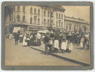 Straßenszene während des Marktes : Klausenburg (Cluj-Napoca/Rumänien) Passanten auf dem Markt. Blick gegen Wohnhäuser