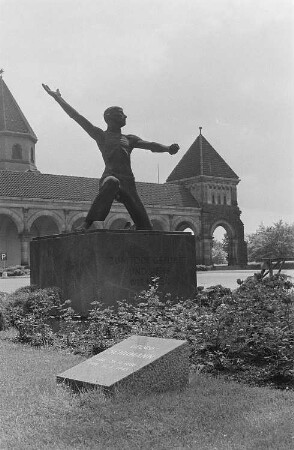 Mahnmal für die Opfer des Faschismus auf dem Südfriedhof in Leipzig, im Hintergrund das Krematorium