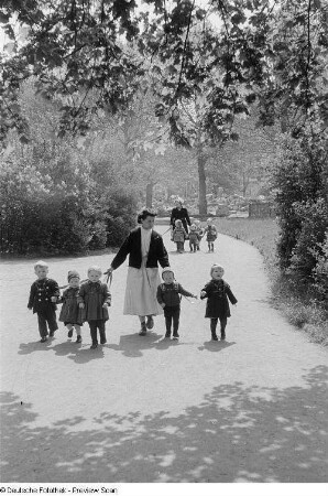 Kindergärtnerin mit Kindern im Park