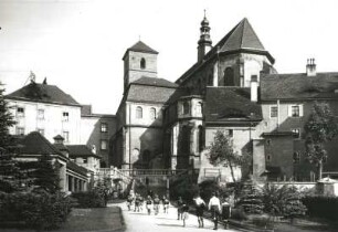Glatz (poln. Klodzko), ehemaliges Jesuitenkollegium und Dekanatskirche Sankt Mariä Himmelfahrt, Ansicht von Osten auf die Arnestusstiege