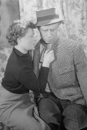 Szenenbilder aus dem Stück "Die leichten Herzens" sind von Emlyn Williams am Schlossparktheater Berlin-Steglitz : Szene mit Gisela von Collande