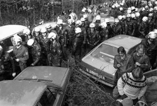 Anti-Atom-Demo im Wendland. 30.04.1984. Demonstranten haben eine Landstraße zum Zwischenlager mit Autos und Ästen blockiert