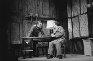 Szenenbilder aus dem Stück "Julius Fucik" von Juri Burjakowski am Deutschen Theater Berlin : Szene mit Ernst Busch als Julius Fucik (rechts)