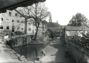 Eichstätt, Gasse : Eichstätt. Gasse am Stadtgraben. Blick gegen Turm der Walburgiskirche
