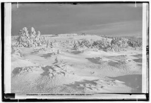 Erzgebirge. Sonnenwirbelhäuser (1150 Meter) mit Keilberg (1244 Meter)