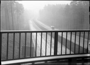 Joachimsthal: Autobahn, Vordergrund Geländer mit Tropfen