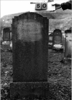 Grabstein 50 (Index: 99798310) Material: Kunststein Zustand: gut Maße HxBxT: 125x50x15 cm Beschreibung: Stele mit eingezogenem Segmentbogenabschluß, Sockel: Grabstein 50