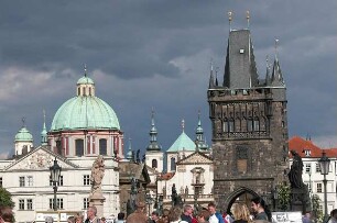 Prag - Turm an der Karlsbrücke : Blick über die Karlsbrücke zur Altstadtseite, aufgenommen 2004 in Prag