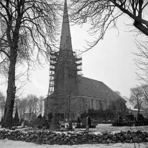 Friedenskirche: Kirchturm mit Baugerüst: Außenansicht von Südwesten: im Vordergrund Kirchhof: links Baum: Winter