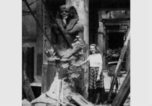 Frau an der Kolossalstatue Sesostris II im Ägyptischen Hof im Neuen Museum