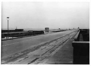 Rheinbrücke Frankenthal (Theodor-Heuss-Brücke), km 565,185 - 566,014 Fertige Fahrbahndecke im Bereich der Vorlandbrücke Baubeginn: Oktober 1938, Einsturz der Stahlbrücke: 12.12.1940, Einstellung der Arbeiten: Ende 1941,Weiterbau: April 1949, Verkehrsübergabe Fahrbahn Mannheim - Saarbrücken: 9.9.1950, Bau der Fahrbahn Saarbrücken - Mannheim: August 1960 -September 1963. Endgültige Fertigstellung: 12.6.1964.