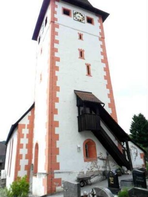 Kirche von Osten (spätromanische Gründung) über Kirchturm (Chorturm mit Turmchor - Schießscharten in den Mittelgeschossen - Glockengeschoß spätgotisch)
