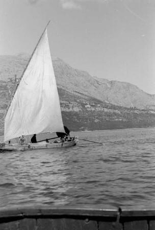 Segelboot : Ein Segelboot an der Küste der kroatischen Adria.