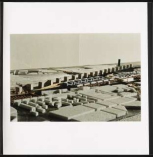 Neugestaltung der Spreeufer zwischen Jannowitzbrücke und Elsenbrücke, Berlin-Friedrichshain Schinkelwettbewerb 1991: Album mit Modellansichten, beidseitig