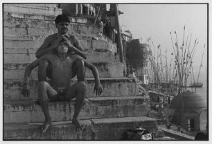 Varanasi. Zwei Männer auf einer Treppe