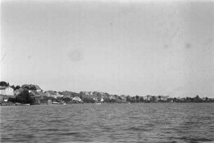 Stadt : Kleine Stadt am Ufer eines Gewässers.