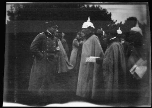 [Taubertal (Lkre. Würzburg und Ansbach und Baden-Württemberg):] Hohe Offiziere [Generalfeldmarschall Colmar von der Goltz (Mitte (?)] mit Kartenmaterial im Gespräch auf einem Feld beim Kaisermanöver