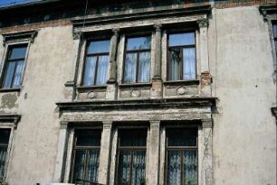 schönes Fassadendetail, sanierungsbedürftig