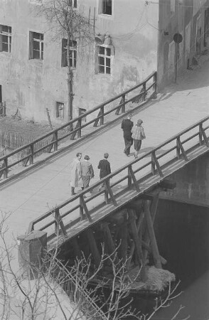 Spaziergänger auf einer Holzbrücke