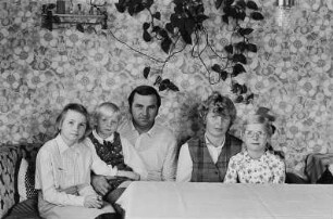 Familie D. (Kraftfahrer, Heimarbeiterin) im Wohnzimmer