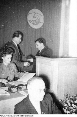 Parteidokumente an Landesleitung, 26. September 1951 & Tagung der Landesleitung der SED, Übergabe der neuen SED-Parteidokumente, 1951