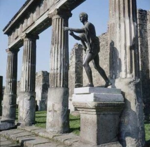 Pompeji. Statue vor dem Tempel des Apollon