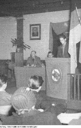 Verschiedenes: Fernschreiberdienst des Bezirks, Sammlung von Abzeichen und Waffen aus dem Nationalsozialismus, Versammlung der Staatssicherheit, Vertreter der Staatssicherheit im VEB Zeiss Ikon, Familie, Restaurant im Hauptbahnhof Dresden, Städtische Pilz-Beratungsstelle, ein Volkspolizist gibt gestohlene Gegenstände an ihren Eigentümer zurück, u.a., Januar-November 1955