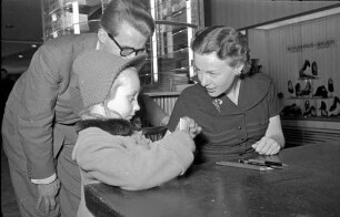 Autogrammstunde der Schauspielerin Ilse Werner anlässlich der Aufführung des Films "Der Vogelhändler"