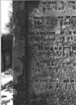 Grabstein 53 (Index: 99608737) Material: Sandstein Zustand: stärker verwittert Maße HxBxT: 103x56x13 cm Beschreibung: Stele mit geschwungenem Bogen, vertiefter Textteil mit eingezogenem Rundbogen: Grabstein 53B