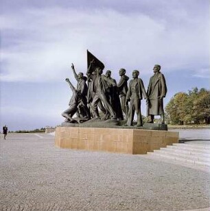 Weimar-Buchenwald. Nationale Mahn- und Gedenkstätte Buchenwald, Mahnmal auf der Südseite des Ettersbergs (1954-1958), Figurengruppe von Fritz Cremer