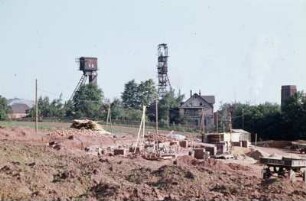 Oelsnitz, Albert-Funk-Schächte : Oelsnitz (Erzgeb.), Albert-Funk-Schächte (bis 1949 Vereinsglück-Schächte) II (links) und I des VEB Steinkohlenwerk Deutschland in Oelsnitz (Erzgeb.), Wohnhaus vorn rechts früheres Direktionsgebäude, später Wohnung Obersteiger, Hintergrund links Halde der Betriebsabteilung Deutschland des gleichen Werkes, Vordergrund Bau LPG Albert-Funk, Standort Albert-Funk-Schächte nach Stillegung zunächst VEB Baumechanisierung Lengenfeld, Betriebsteil Oelsnitz, heute BEFA Fahrzeug- und Stahlbau GmbH