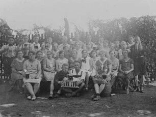 Eine Gruppe von Frauen und Männern aus dem Erzgebirge in einem Biergarten bei Nürnberg : Eine Gruppe von Frauen und Männern aus dem Erzgebirge in einem Biergarten bei Nürnberg