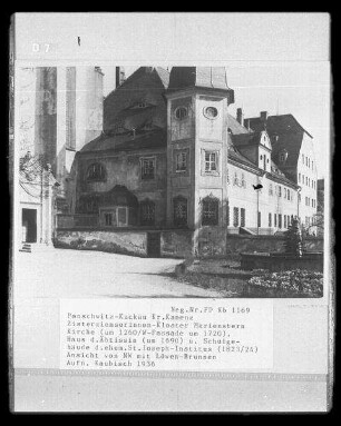 Panschwitz-Kuckau. Kloster St. Marienstern (1248 gegründet, 1716/1732 Umbau, 1966/1998 Restaurierung). Kirche (um 1260, Westfassade um 1720), Haus der Äbtissin (1686/1690) und Schulgebäude des ehemaligen St. Joseph-Institutes (1823/1824). Ansicht von Nordwesten mit Löwen-Brunnen