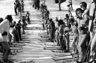 Feldberg: Schlangen am Skilift mit Querschatten