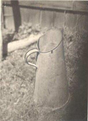 Blechkanne aus Pannewitz : Hausrat - Geschirr. Ort: Banecy / Pannewitz. Blechkanne zum Wasserholen.