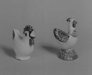 Hähnchen als Sparbüchse und Huhn auf Hohlstandboden : Hähnchen als Sparbüchse und Huhn auf Hohlstandboden. Fayence, bemalt, glasiert (1. V. 20. Jh.; K. Feuerriegel). Museum im Schloß Frohburg V 506/95, V 507/95