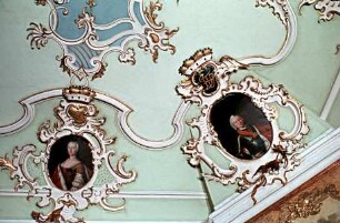 Innendekoration des Festsaals — Deckendekoration des Festsaals — Porträtkatuschen