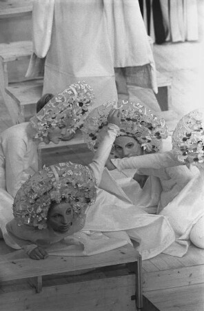 Szenenbilder aus "Sieben gegen Theben", Komödie von Aischylos in der Regie von Manfred Karge. Berliner Ensemble, 24./28.05.1969