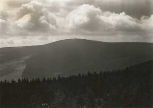 Westliches Erzgebirge. Fichtelberg. Der Klinovec (Keilberg) vom Fichtelberg aus gesehen
