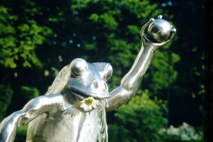 Skulpturen in Detmold, Ameide, Landesmuseum, Frosch-Springbrunnen ; farbig