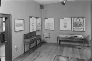 Halle (Saale), Händel-Haus. Raum 1: Halle im 17. Jahrhundert. Ecke mit Schautafeln und Clavichord von C. G. Hubert (Ansbach, 1784)