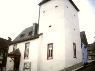 Niederlemp-Ansicht von Südosten-im Kern Spätgotischer Neubau-Kirchturm als Chorturm mit querliegenden Büchsenscharten in den Obergeschossen-ebenso im Langhaus Büchsenscharten-Fenster Barock überformt