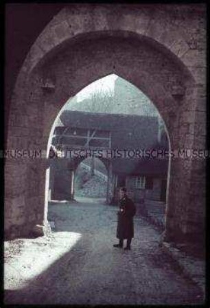 Wehrmachtssoldat in einem Torbogen in Rothenburg ob der Tauber