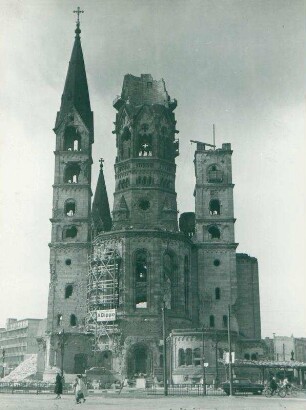 Ruine der Gedächtniskirche mit Gerüst