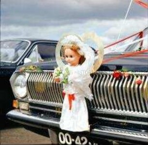 Exkursion der DSF in die Sowjetunion: Miterleben einer Eheschließung mit Hochzeitspuppe am Auto