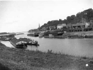 Lauenburg (Elbe), Bahnhofstraße 4/12. Hitzler-Werft. Blick über die Elbe mit Frachtschiffen gegen Werftgelände und Maria-Magdalenen-Kirche
