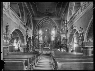 Külsheim Katholische Stadtkirche Sankt Martin Innenansicht Richtung Altar