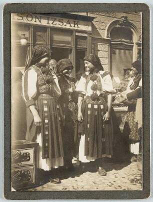 Drei junge Frauen in Tracht : Drei junge Frauen in Tracht. Siebenbürgen (Rumänien), vor einem Geschäft